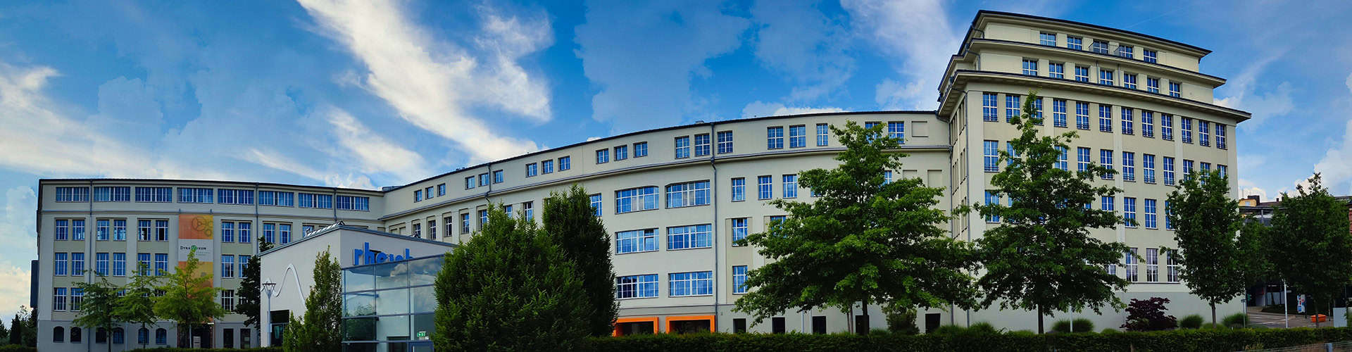 Moderne Ausbildungsstätte des Klinikums Pirmasens mit zentralen Pflege- und Umschulungsangeboten, gefördert durch die Agentur für Arbeit.