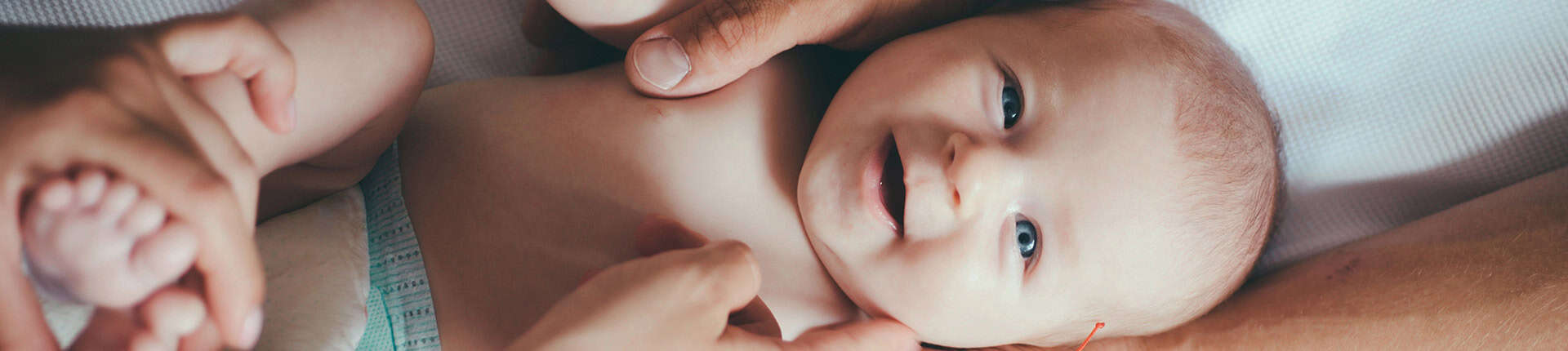 Kinderlachen und liebevolle Pflege im Das Bildungszentrum Pirmasens, moderne Ausbildungsstätte für Pflegeberufe.