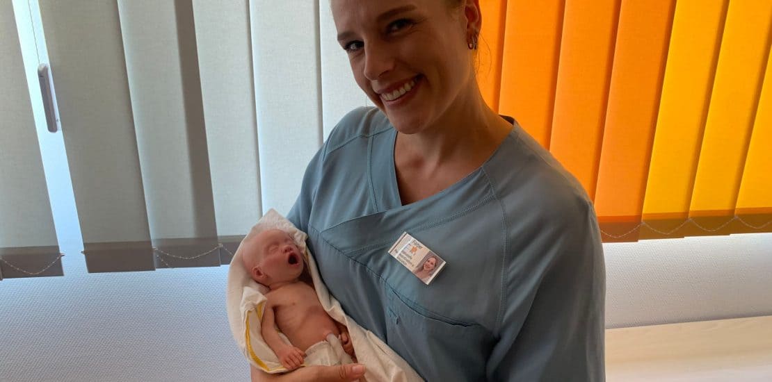 Entbindungsschwester hält neugeborenes Kind, Geburtszentrum, Pirmasens.