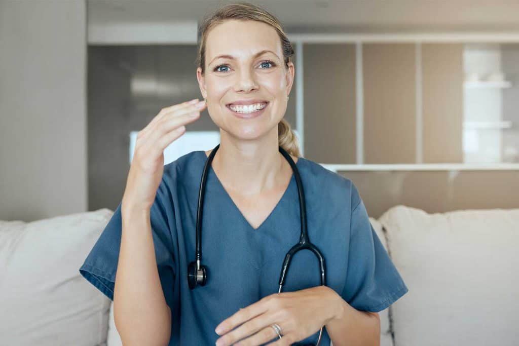 Pflegekraft im Gesundheitszentrum Pirmasens mit Stethoskop, freundliche Krankenschwester, medizinische Ausbildung, Patientenbetreuung, moderne medizinische Einrichtung.