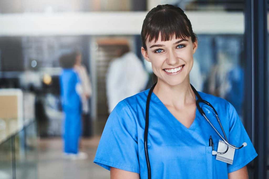Schülerin in Pflegeuniform mit Stethoskop, Bildungszentrum Pirmasens, Gesundheits- und Pflegeausbildung.