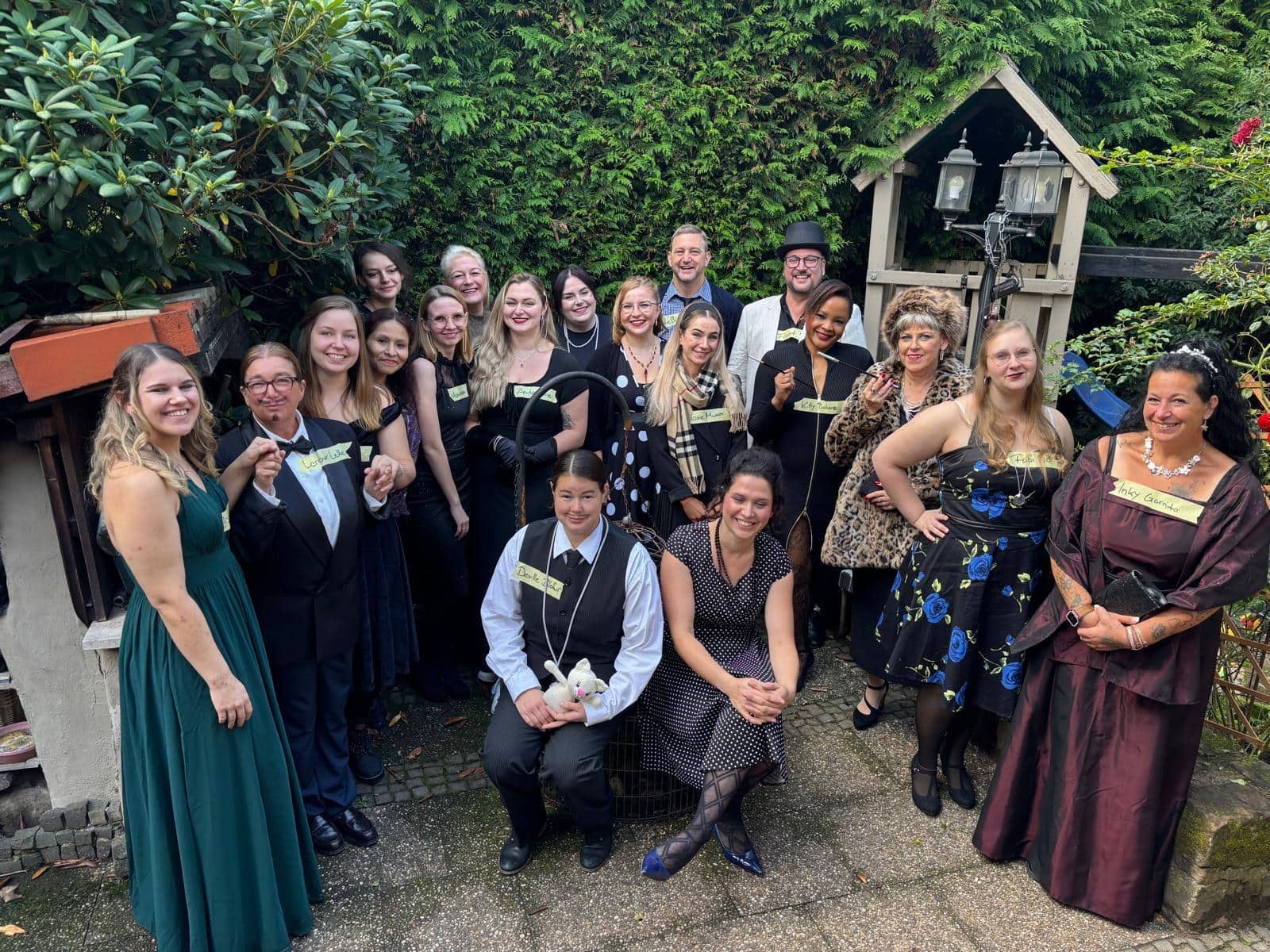 Großgruppe junger Menschen im Eingangsbereich des Bildungszentrums Pirmasens, begrüßt auf einer Veranstaltung mit großen Willkommenstafeln im Hintergrund.