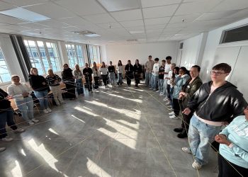 Trainingsraum mit schülern, die eine interaktive aktivität mit fäden durchführen, helles raum mit großen fenstern, modern gestaltet, teamarbeit und lernerfahrung im Bildungszentrum Pirmasens.